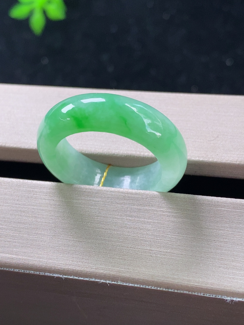 飘绿戒指，无裂，内径尺寸17.8-6.4-3.6mm,16号手寸，820lssk
