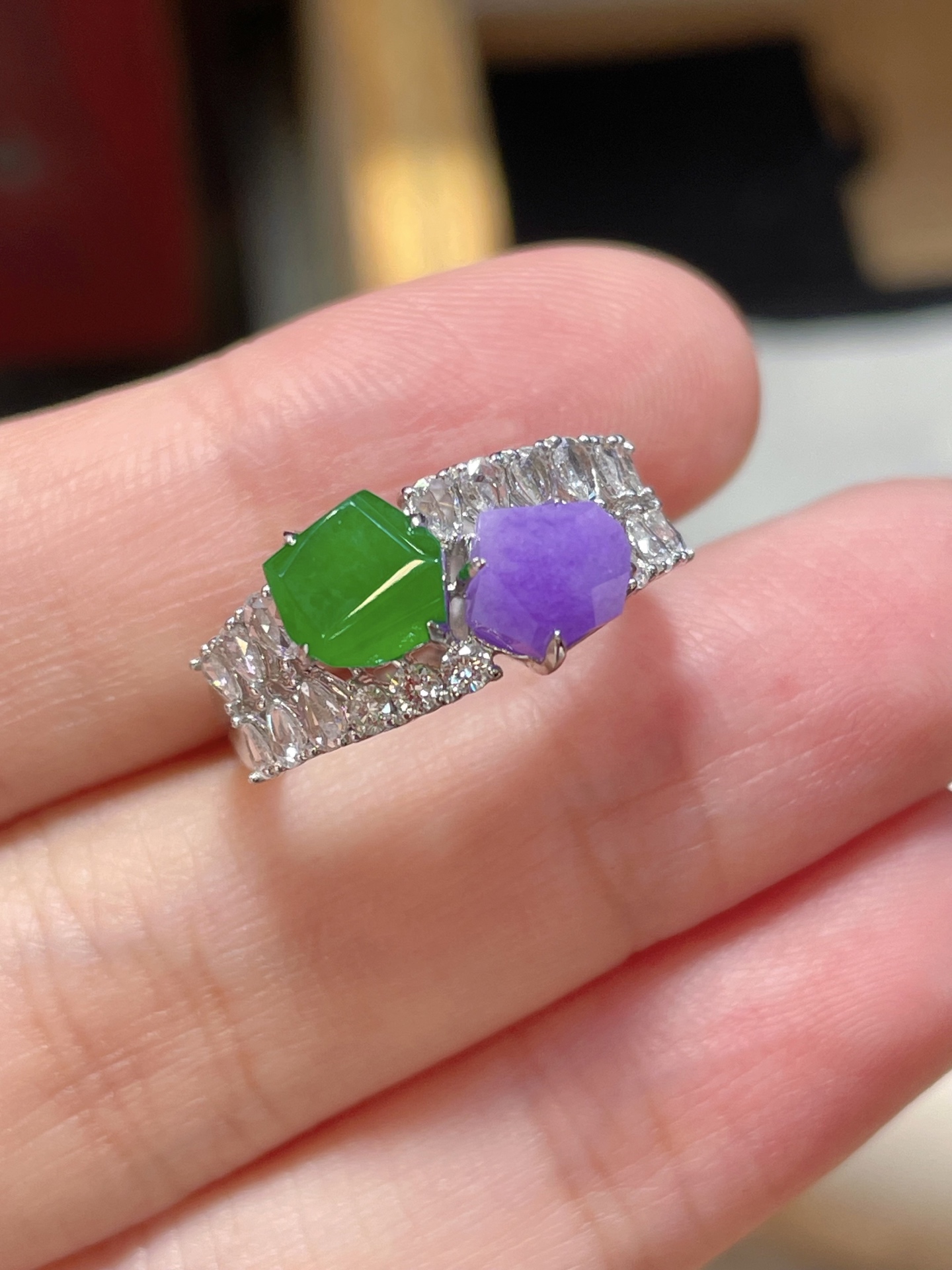 ️一个性比 A货翡翠随形戒指 18k真金镶嵌，料子饱满细腻 冰种，佩戴高端大气，8.7-12.8-6