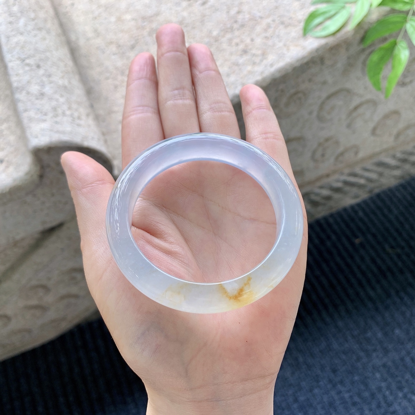 正圈51 52，圈口52/11.7/8.5，编码A1072371，描述冰飘黄翡，清透，水润，种老，细腻，无裂。