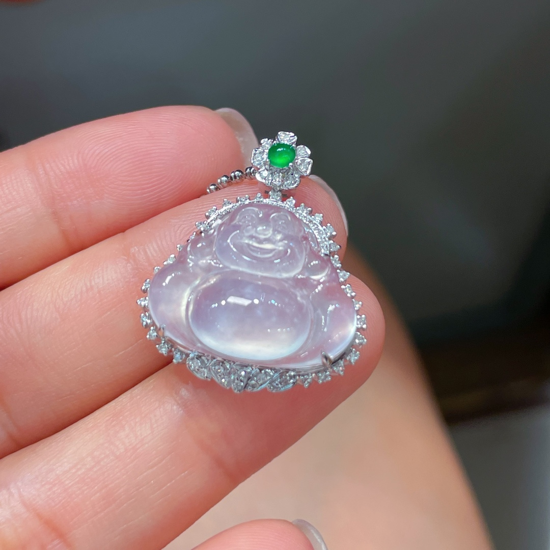 ️翡翠A货 佛公吊坠，冰种，料子冰润细腻，种老起光，18k金镶真钻，上身佩戴效果很好尺寸如图，16.2-20-5.6