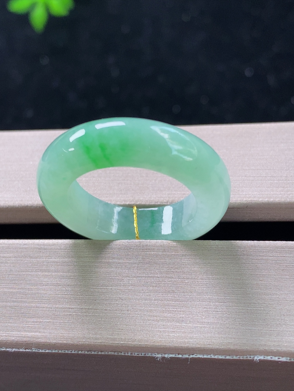 飘绿戒指，无裂，内径尺寸17-5.8-4.3mm,14号手寸，820lssk