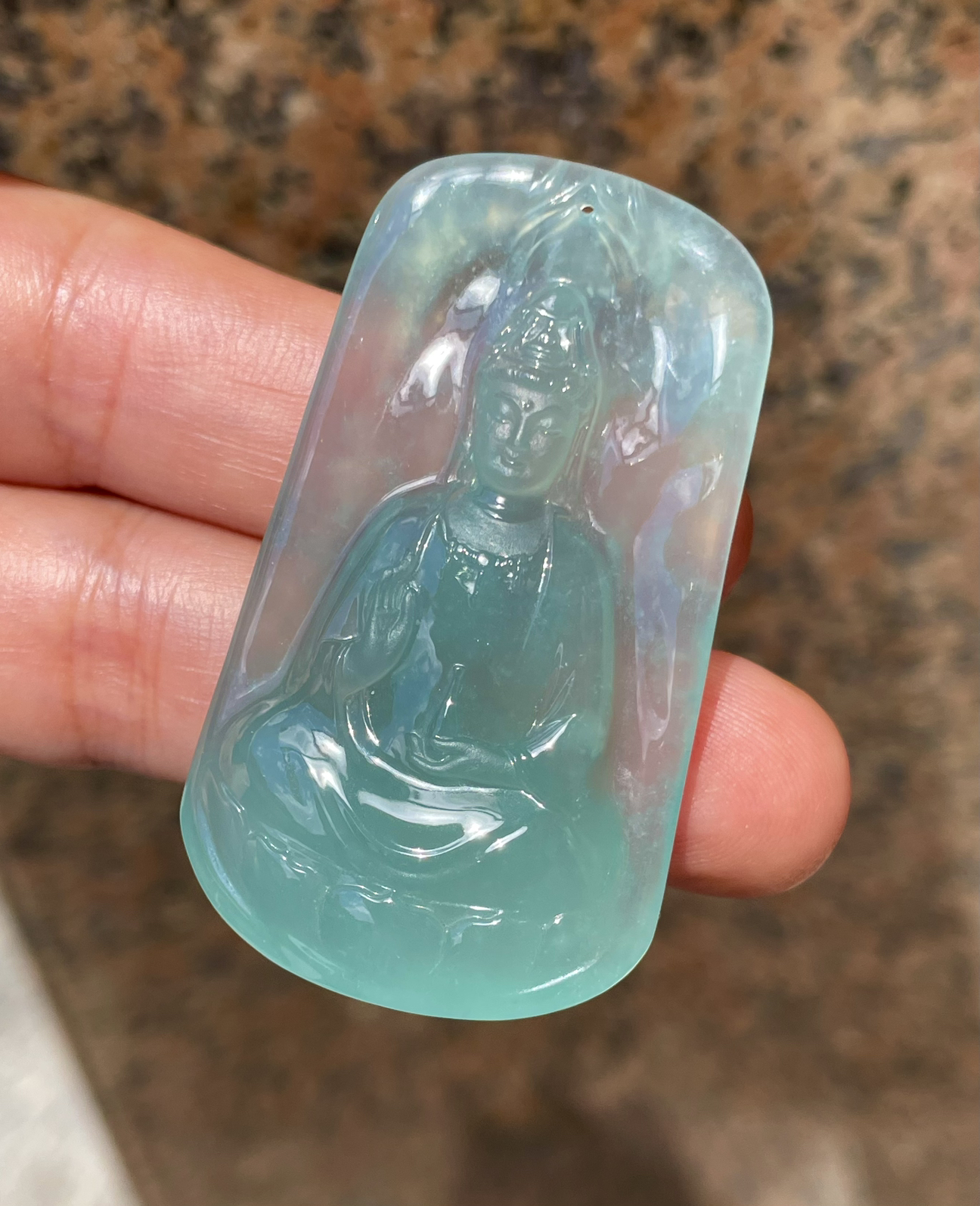 【冰种天空蓝观音首吊坠】料子通透闪亮，质地致密，种老起强胶感，人物面部开脸生动，雕刻很精细，表情端庄祥和。
