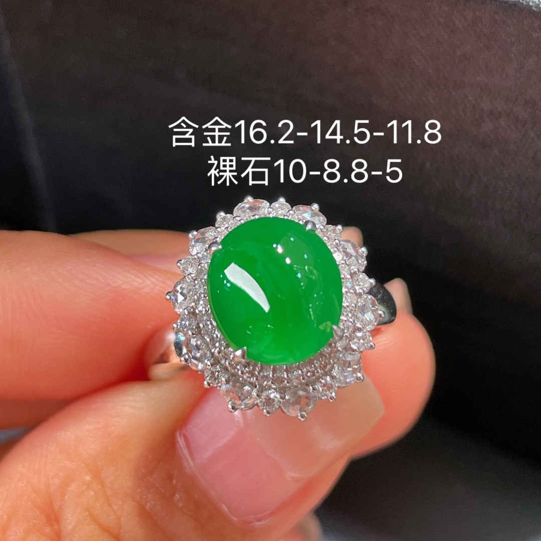 ️缅甸翡翠A货 蛋面戒指，阳绿满色，料子冰润细腻，种老起光，18k金镶真钻，上身佩戴效果很好，尺