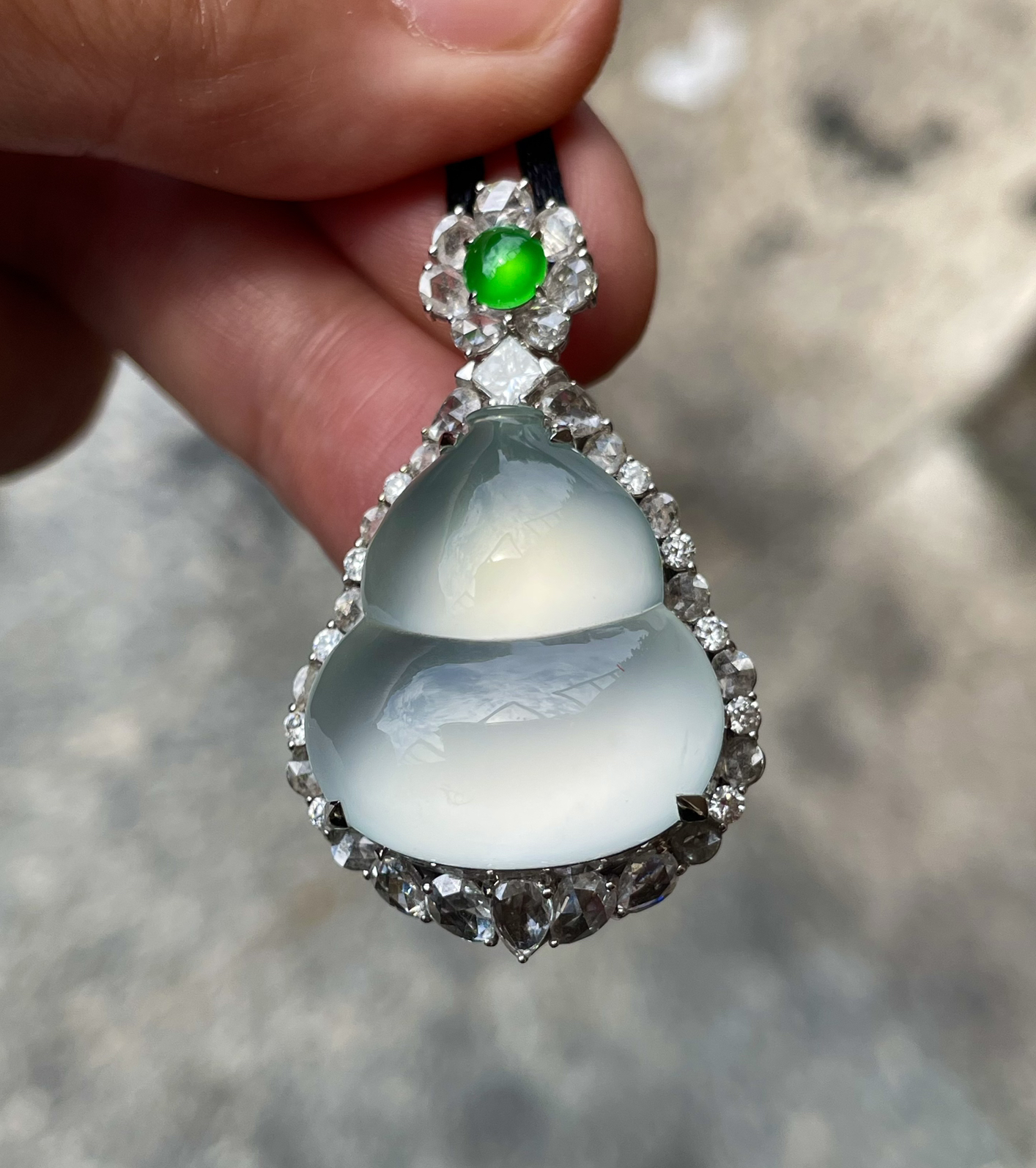 【玻璃种葫芦吊坠】老料天空蓝，起荧光，冰胶感浓郁，底色澄澈纯净，蓝调淡雅，净度佳，收藏级别。18k金
