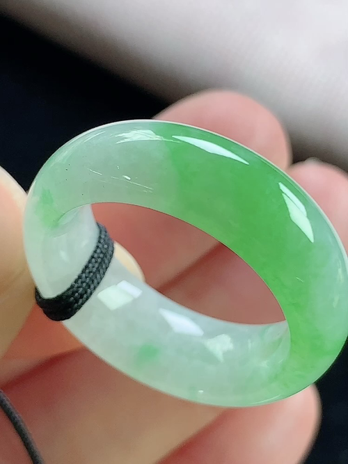 飘绿戒指，无裂，内径尺寸17.4-7.2-3.8mm，14号手寸，D20mdy