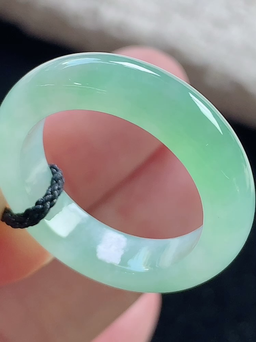 冰飘绿戒指，无裂，内径尺寸18.3-5.6-3.6mm，17号手寸，D20kxy