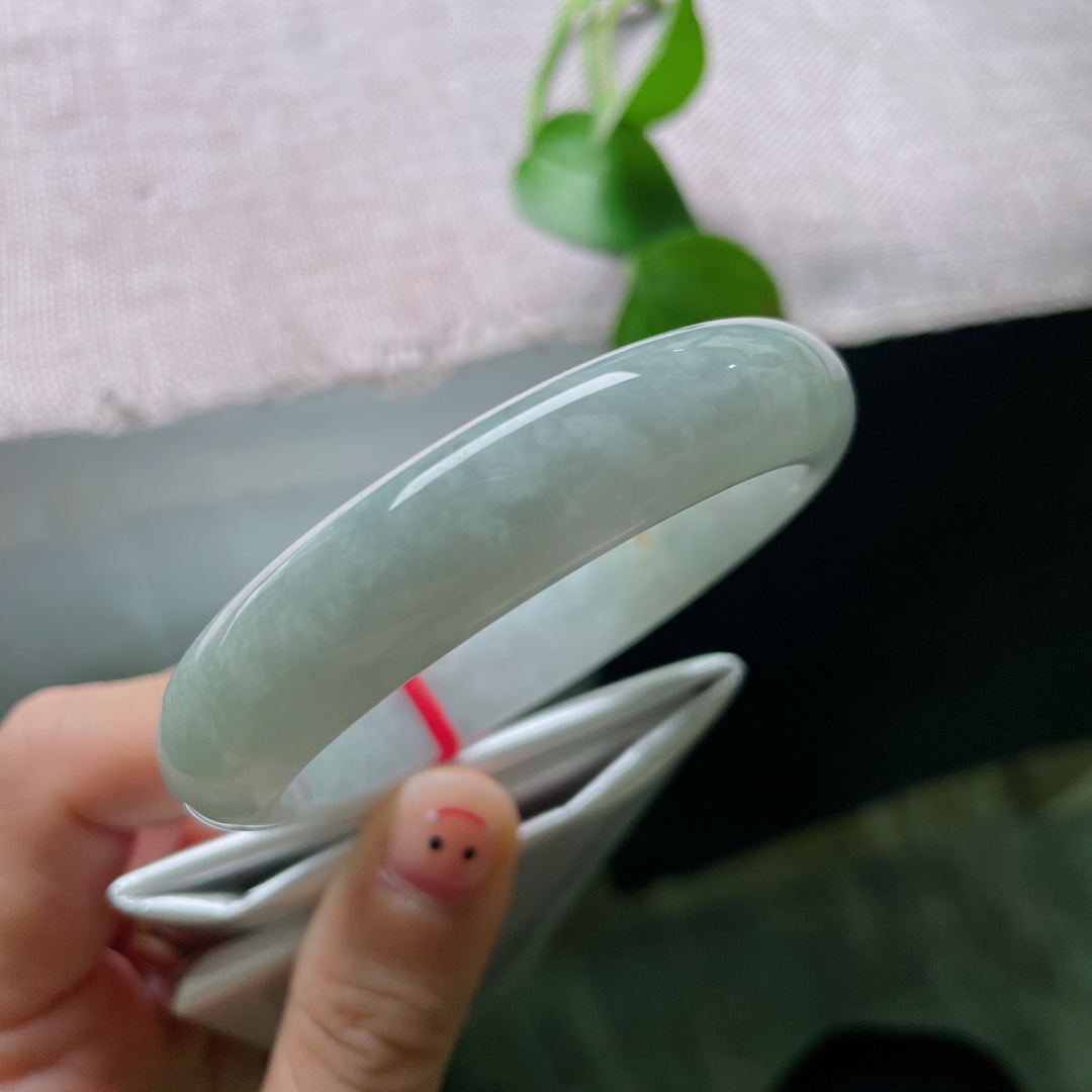 淡绿底正圈，无裂，清润浅冰底色带一抹俏黄洒金，通透素雅温润耐看。ss54095a。