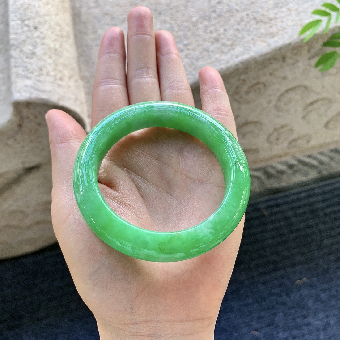 正圈52 53，圈口53.4/12.2/9.6，编码G9082129，辣绿，满绿，水润，种老，细腻，有纹线