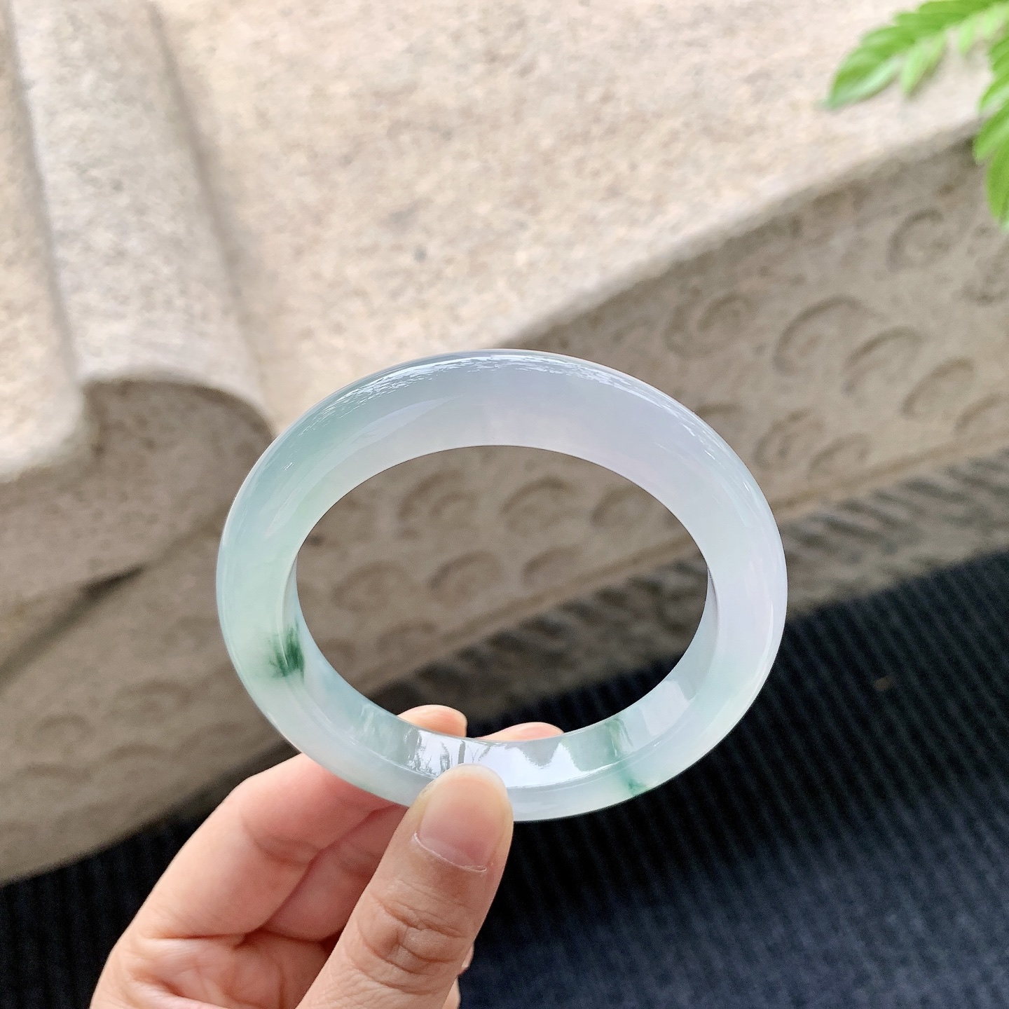 正圈56 57，圈口57.7/11.6/9.7，编码DW080172，描述冰飘花，清透，水润，种老，细腻，打灯有棉根