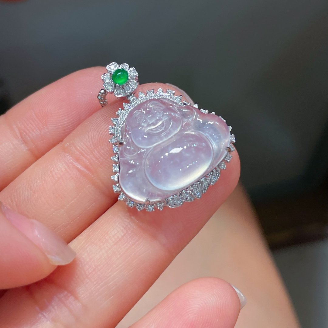 ️翡翠A货 佛公吊坠，冰种，料子冰润细腻，种老起光，18k金镶真钻，上身佩戴效果很好尺寸如图，16.2-20-5.6