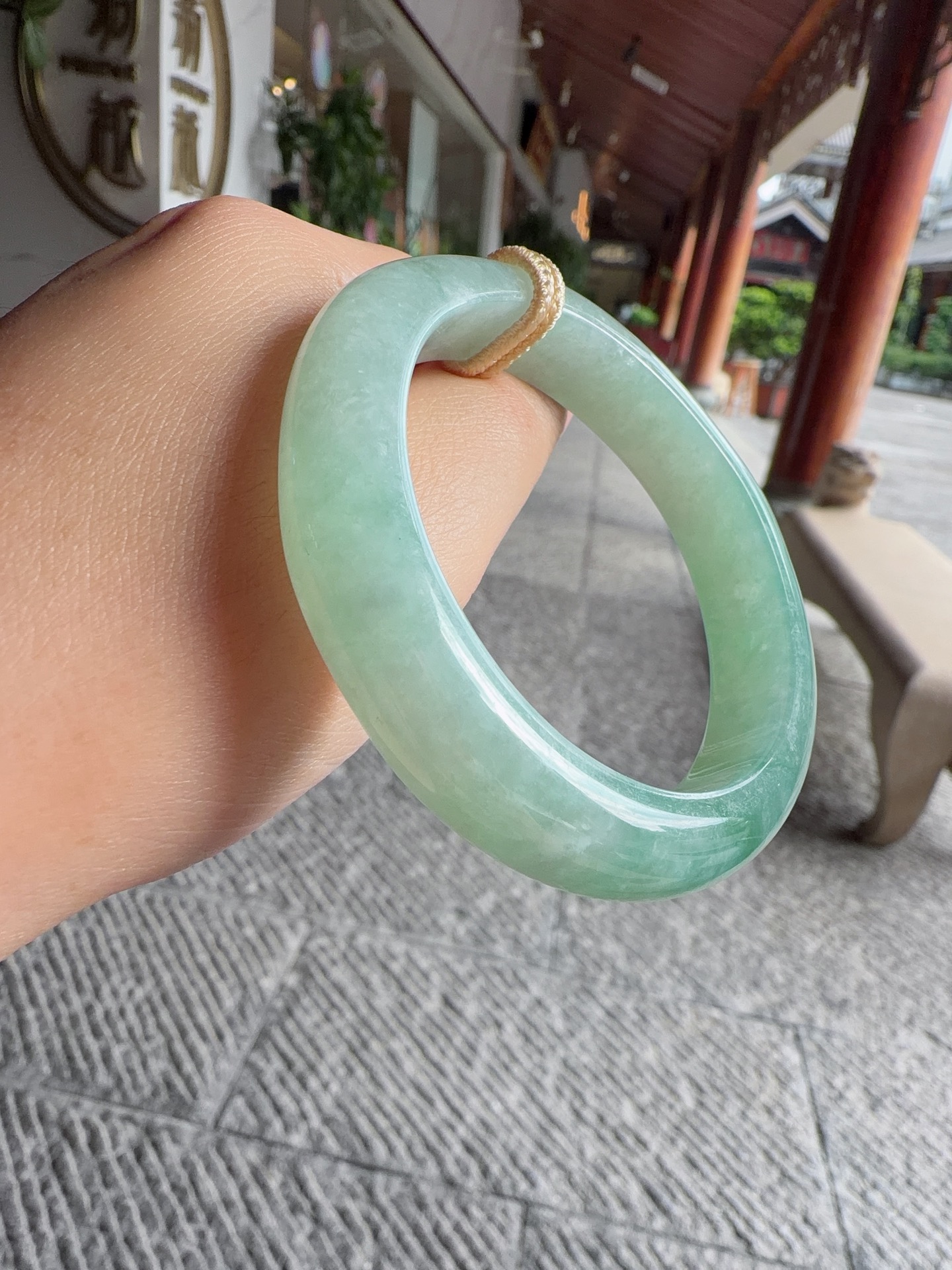手镯正圈55 56，圈口55.5-12.5-8.7，编码0820E25，糯冰晴水，冰莹通透，水润，种老，无裂