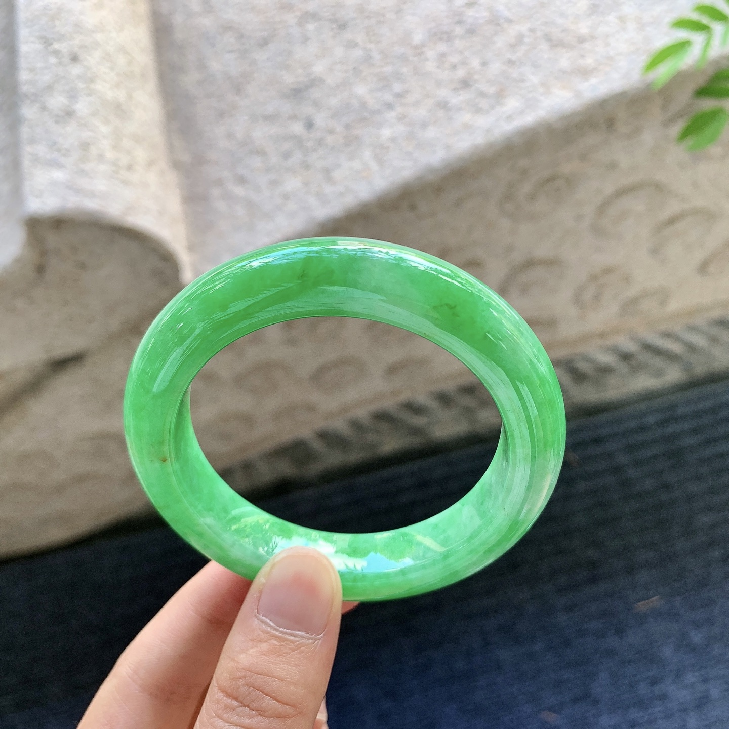 正圈52 53，圈口53.4/12.2/9.6，编码G9082129，辣绿，满绿，水润，种老，细腻，有纹线