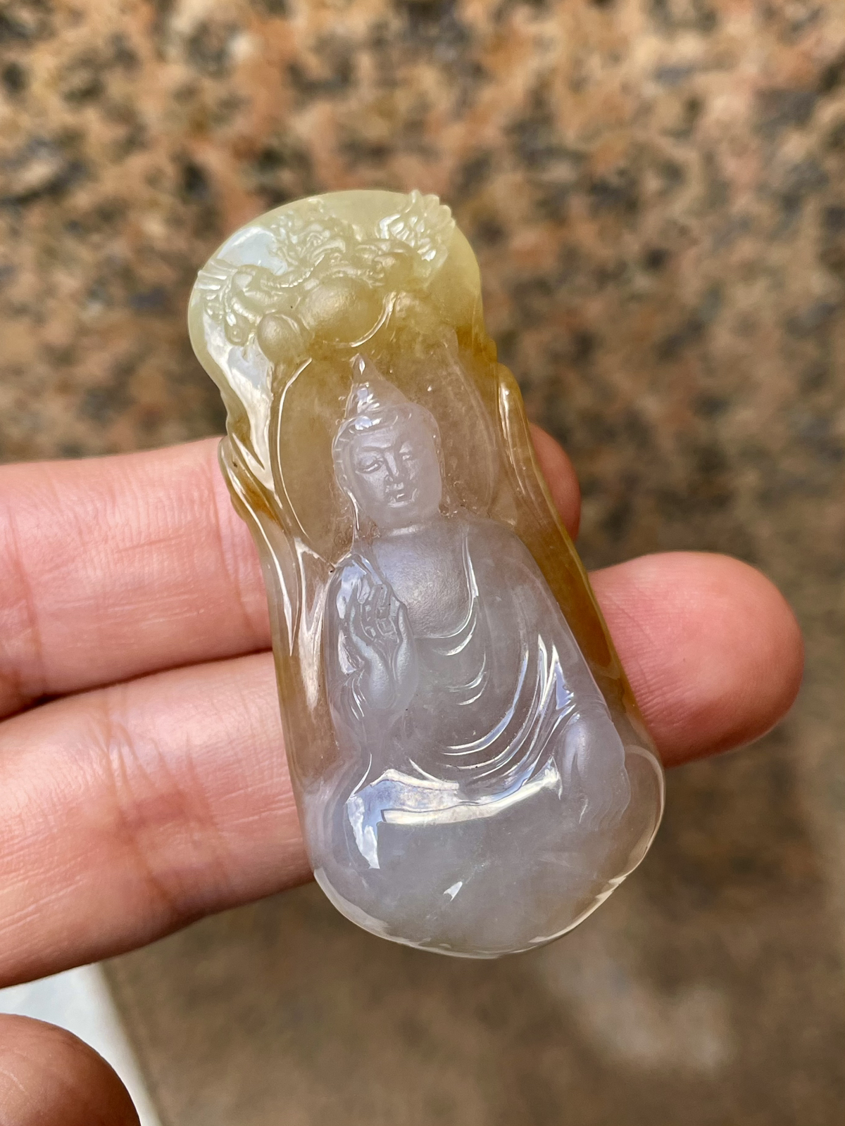 【冰种黄翡御龙观音吊坠】侧面像，料子通透闪亮，质地致密，种老起强胶感，人物面部开脸生动，雕刻很精细，