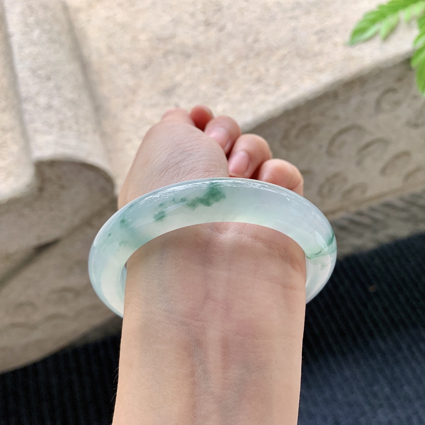 正圈56 57，圈口57.7/11.6/9.7，编码DW080172，描述冰飘花，清透，水润，种老，细腻，打灯有棉根