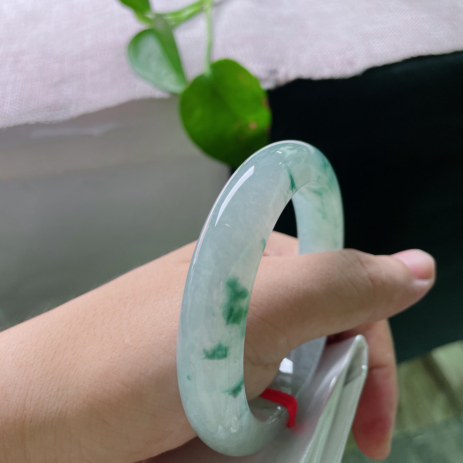56.5/12.4/9.8，冰飘花正圈，完美，冰底莹润起胶。浓淡相宜的蓝飘花随性晕染于镯身，似远山流墨，意境悠远灵动ss56146a
