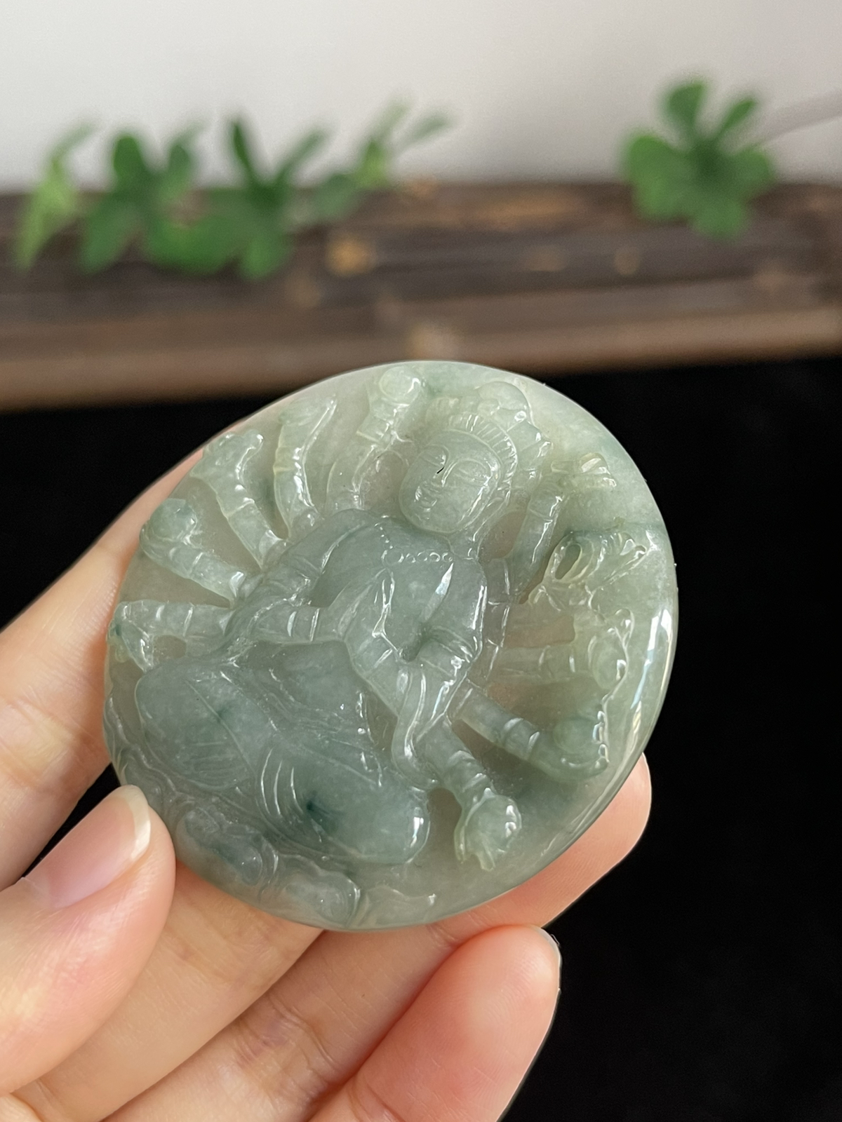 翡翠糯化种淡绿色吊坠