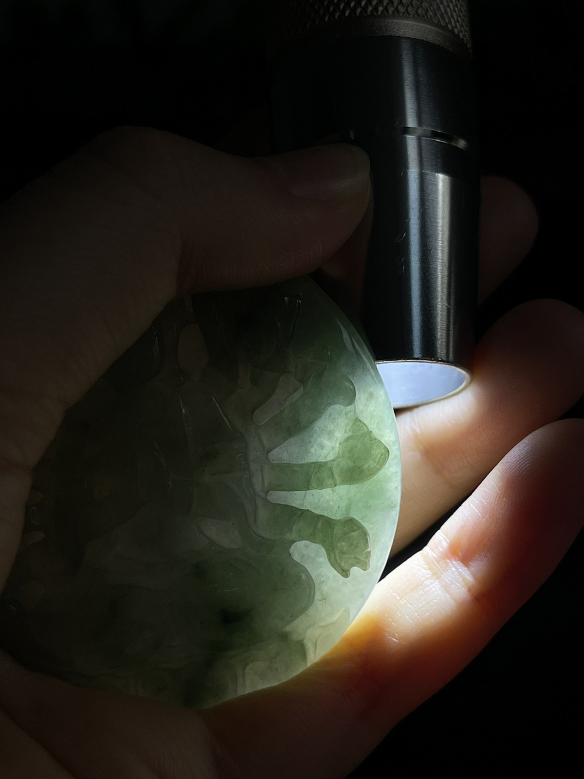 翡翠糯化种淡绿色吊坠