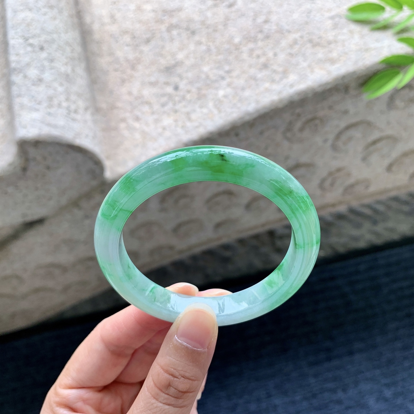 正圈51 52，圈口52.8/9.7/8，编码HD080650，描述细糯飘辣绿，水润，种老，细腻，打灯有棉线