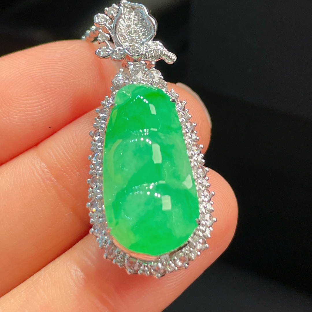 ️缅甸翡翠A货 福豆吊坠，阳绿满色，料子冰润细腻，种老起光，18k金镶真钻，上身佩戴效果很好，尺寸如图，36.7-16-12.3