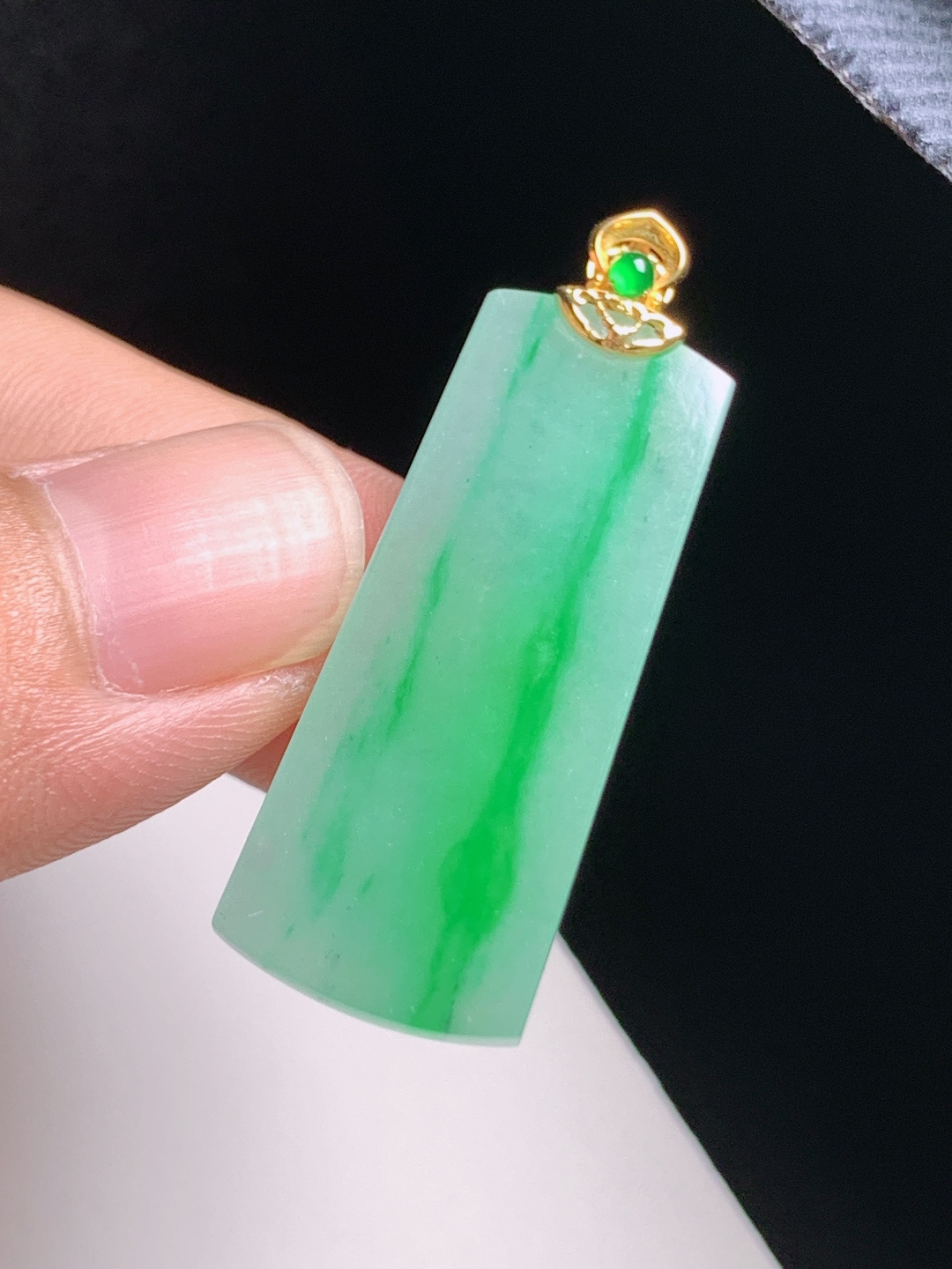 冰飘绿方牌吊坠，翠色灵动，版型周正，平安顺遂