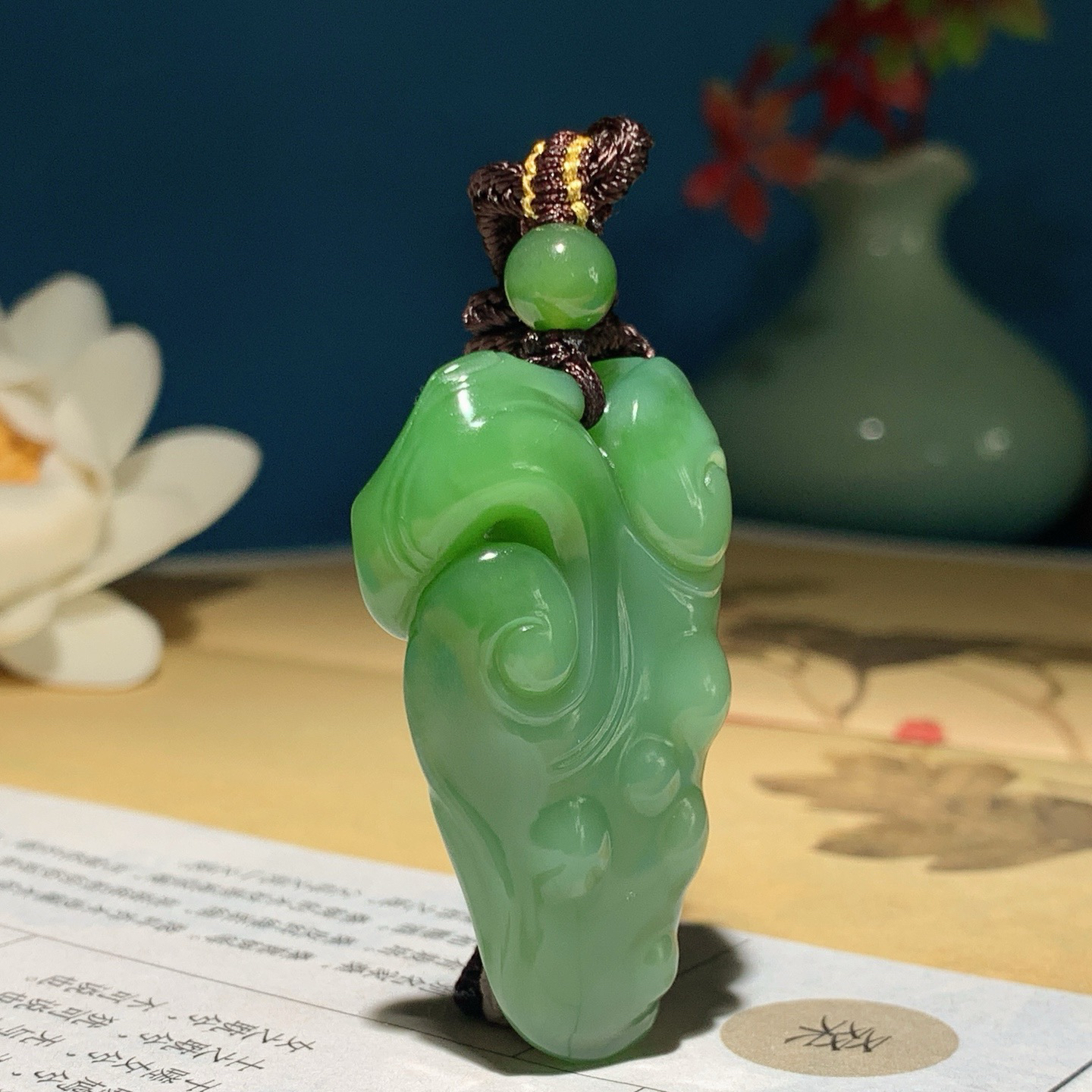 ￼和田玉俄罗斯碧玉阳绿人生如意挂件！尺寸46/28/10重27克。玉质细腻油润。手推出油。佩戴高端典雅。lt260820