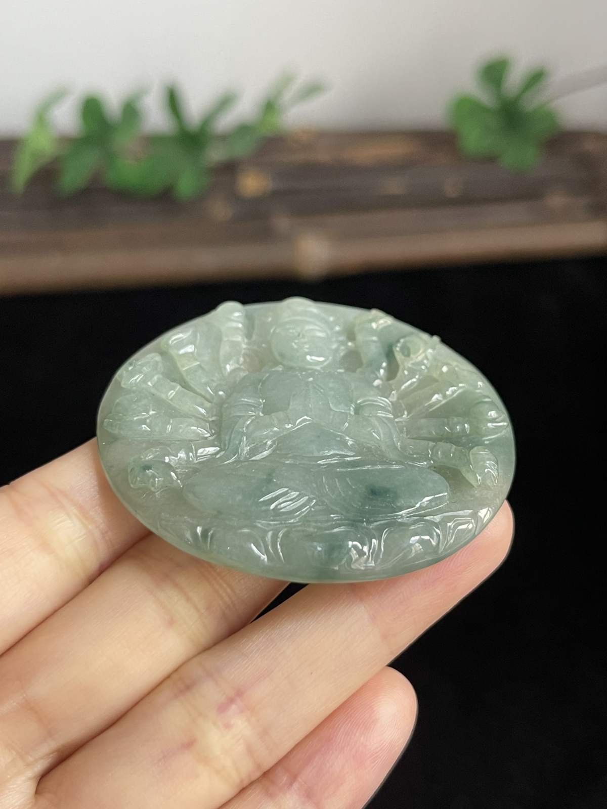 翡翠糯化种淡绿色吊坠