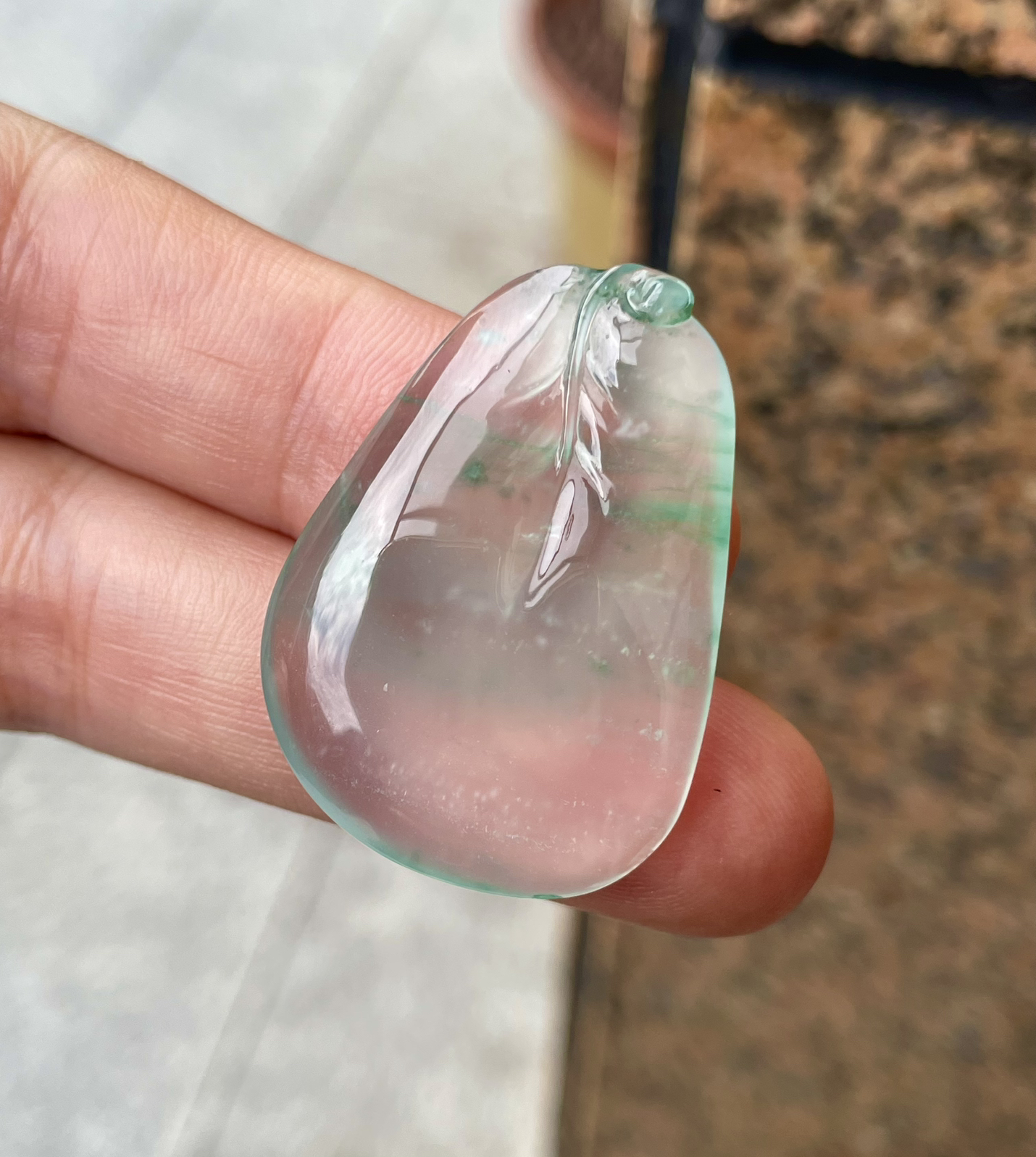 【冰种飘花随形叶】种老水头足，冰透莹亮，带天然胶感起光，底子干净清爽。