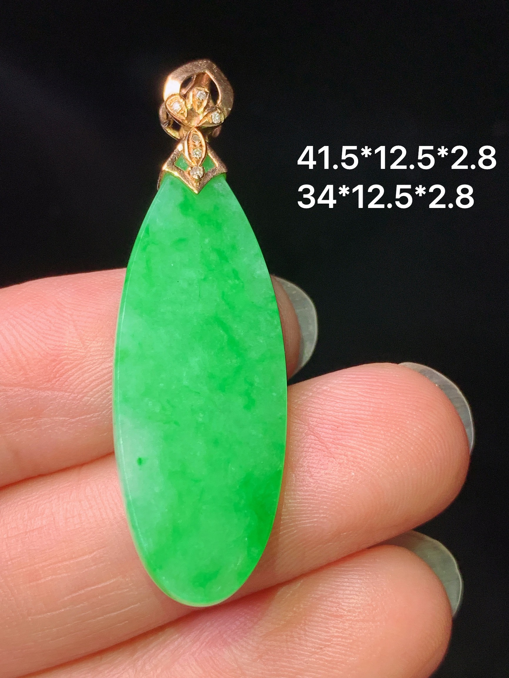 18k金镶嵌阳绿素吊坠 玉质细腻 色泽艳丽清新 水润亮眼 整体尺寸41.5*12.5*2.8 z1