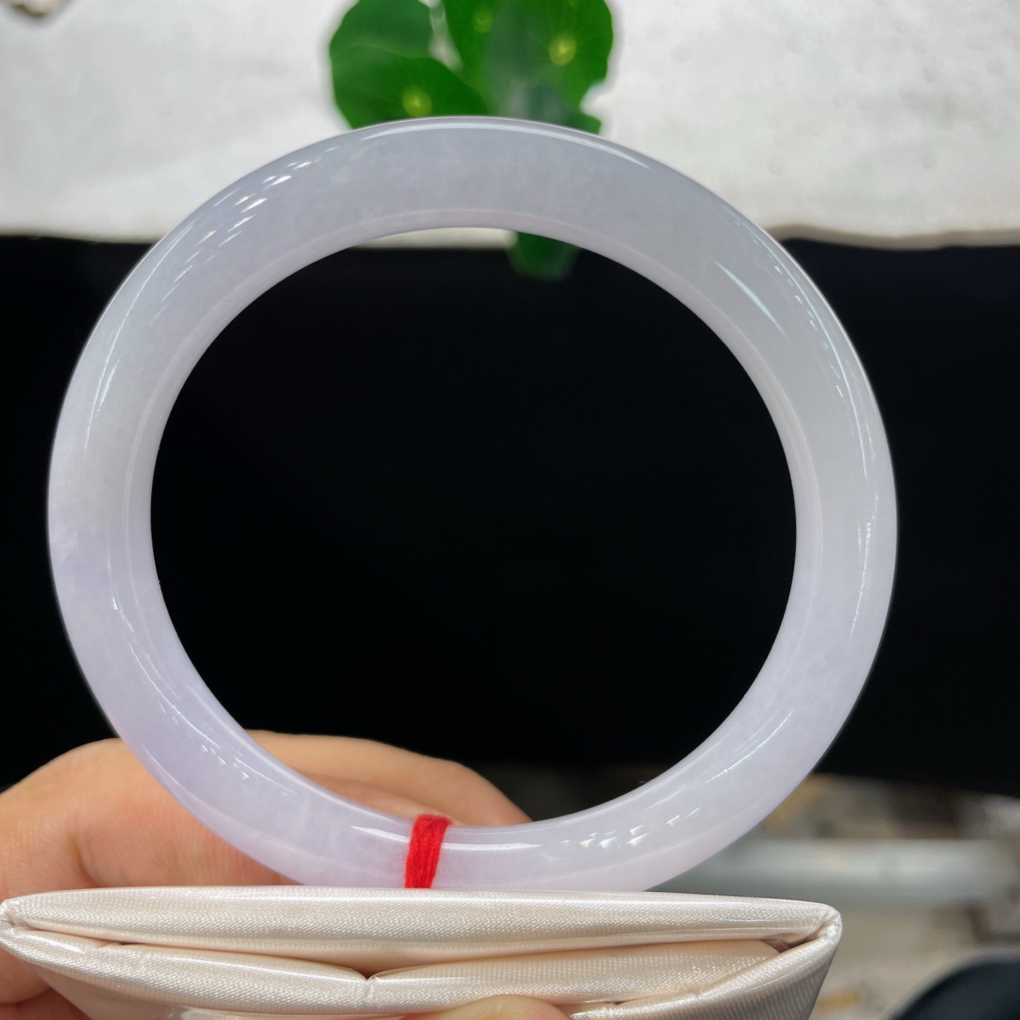 翡翠手镯 圈口60/9.1，冰紫美人镯，淡淡紫罗兰柔光萦绕腕间，清浅温柔，微棉
