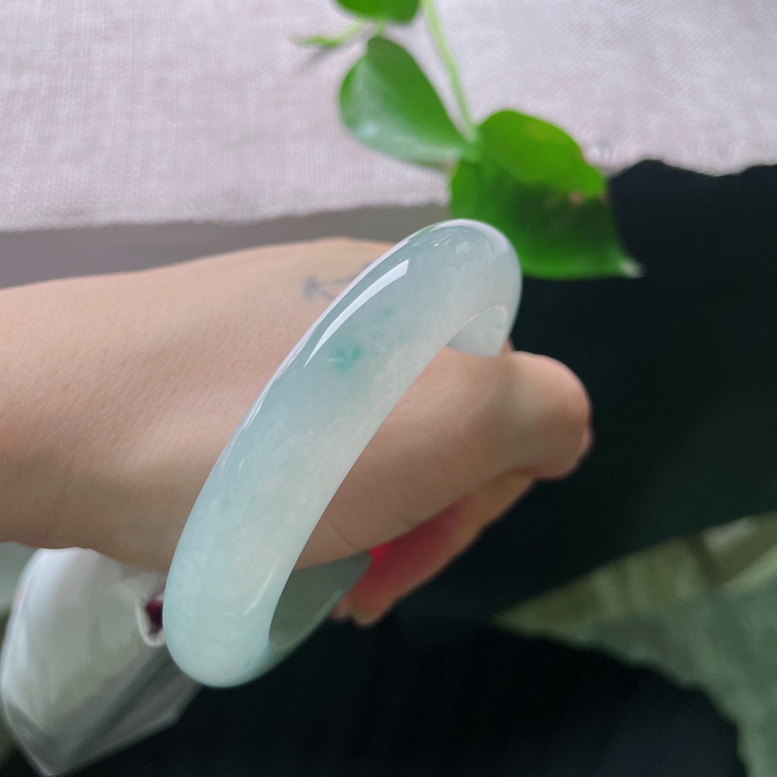 56.3/12.8/9.7，冰飘花正圈冰透玉底如晨雾漫过平湖，几缕幽蓝飘花轻舒漫卷，似远山淡墨，藏一腕江南烟雨，清泠空灵ss56149a。