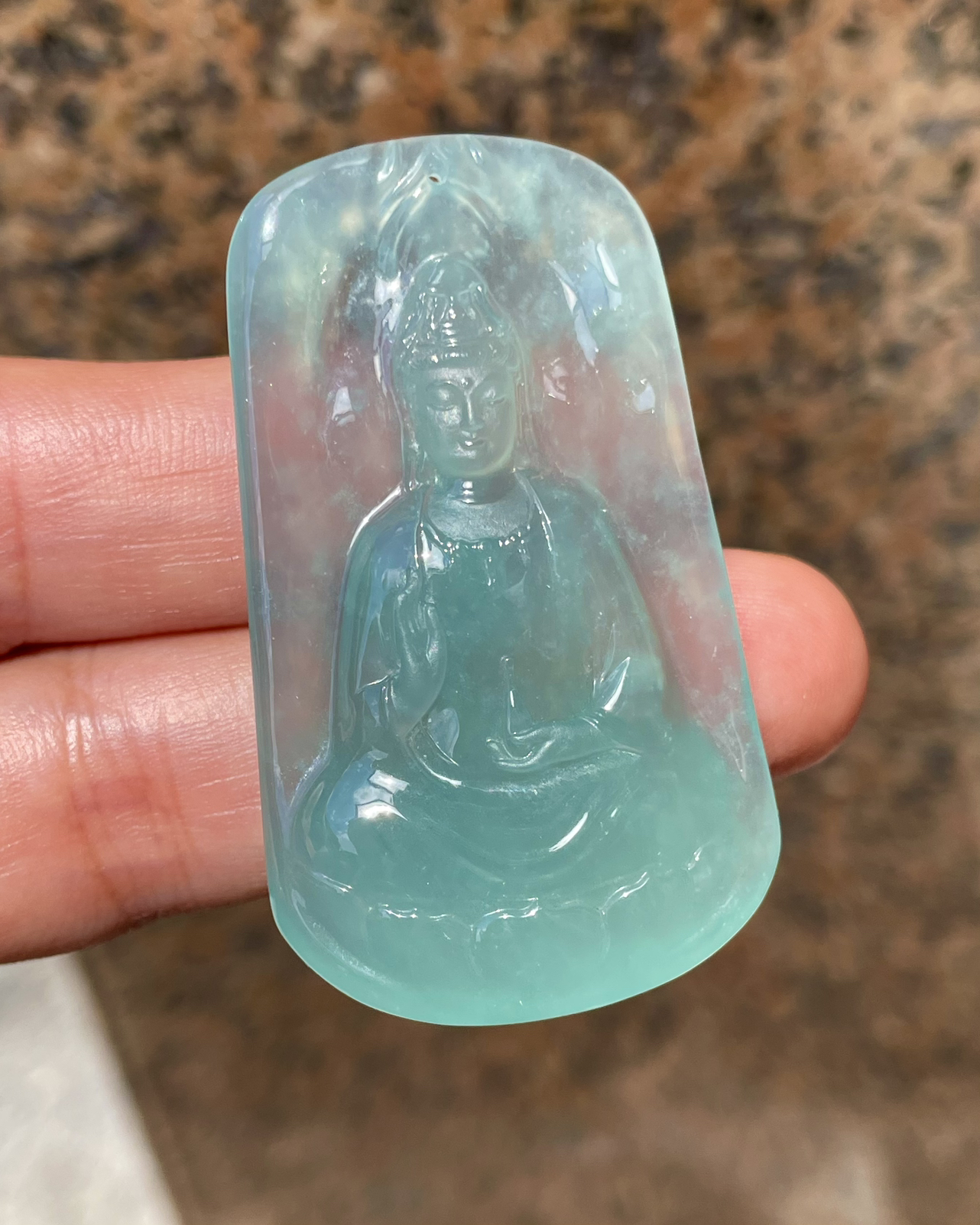 【冰种天空蓝观音首吊坠】料子通透闪亮，质地致密，种老起强胶感，人物面部开脸生动，雕刻很精细，表情端庄