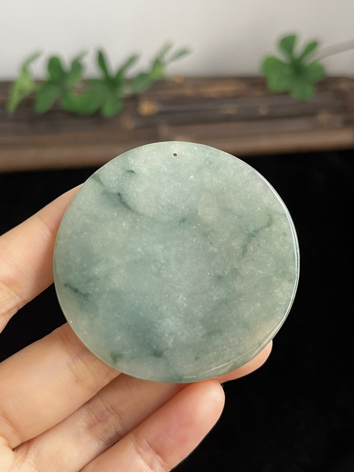 翡翠糯化种淡绿色吊坠
