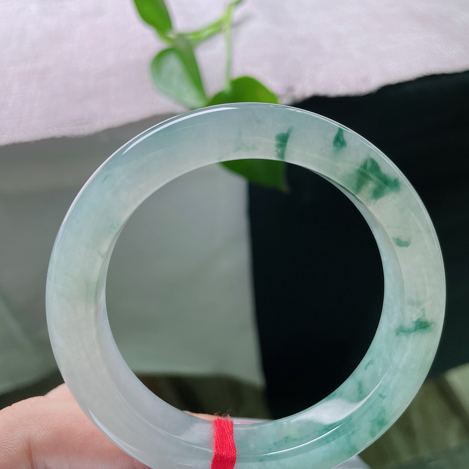 56.5/12.4/9.8，冰飘花正圈，完美，冰底莹润起胶。浓淡相宜的蓝飘花随性晕染于镯身，似远山流