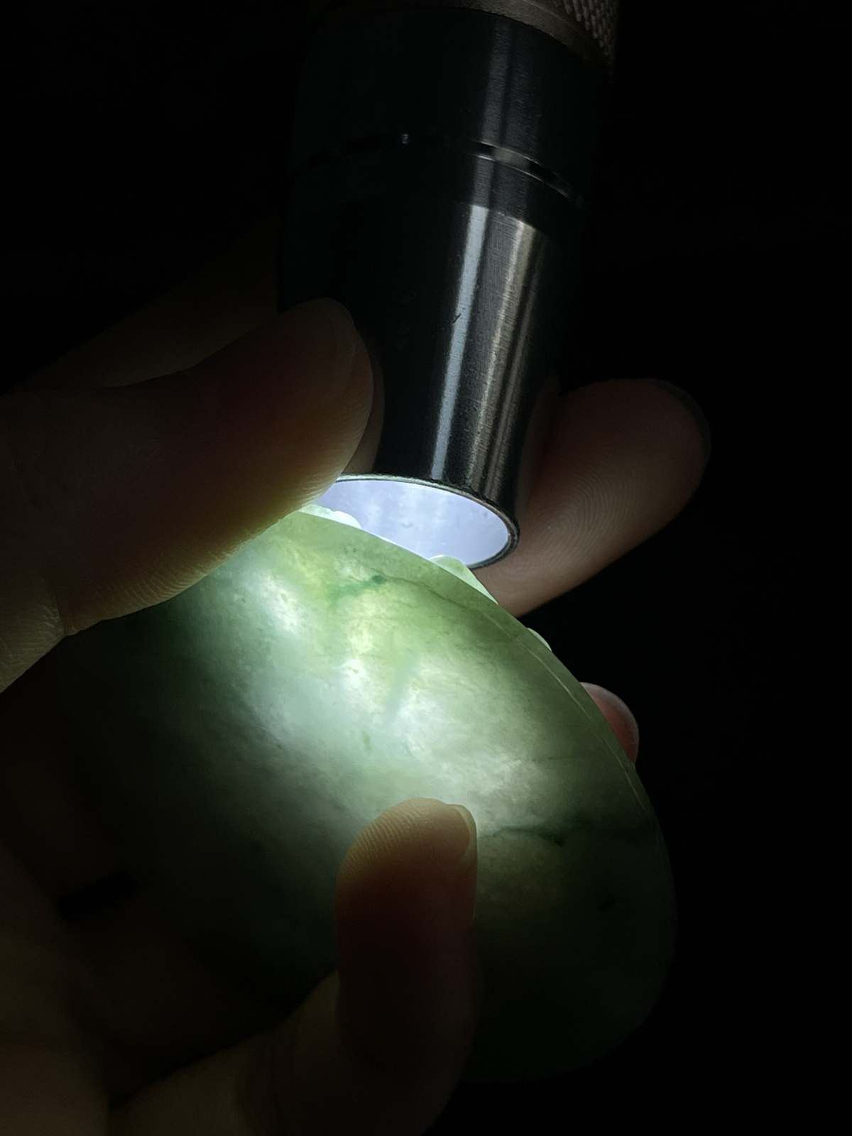 翡翠糯化种淡绿色吊坠