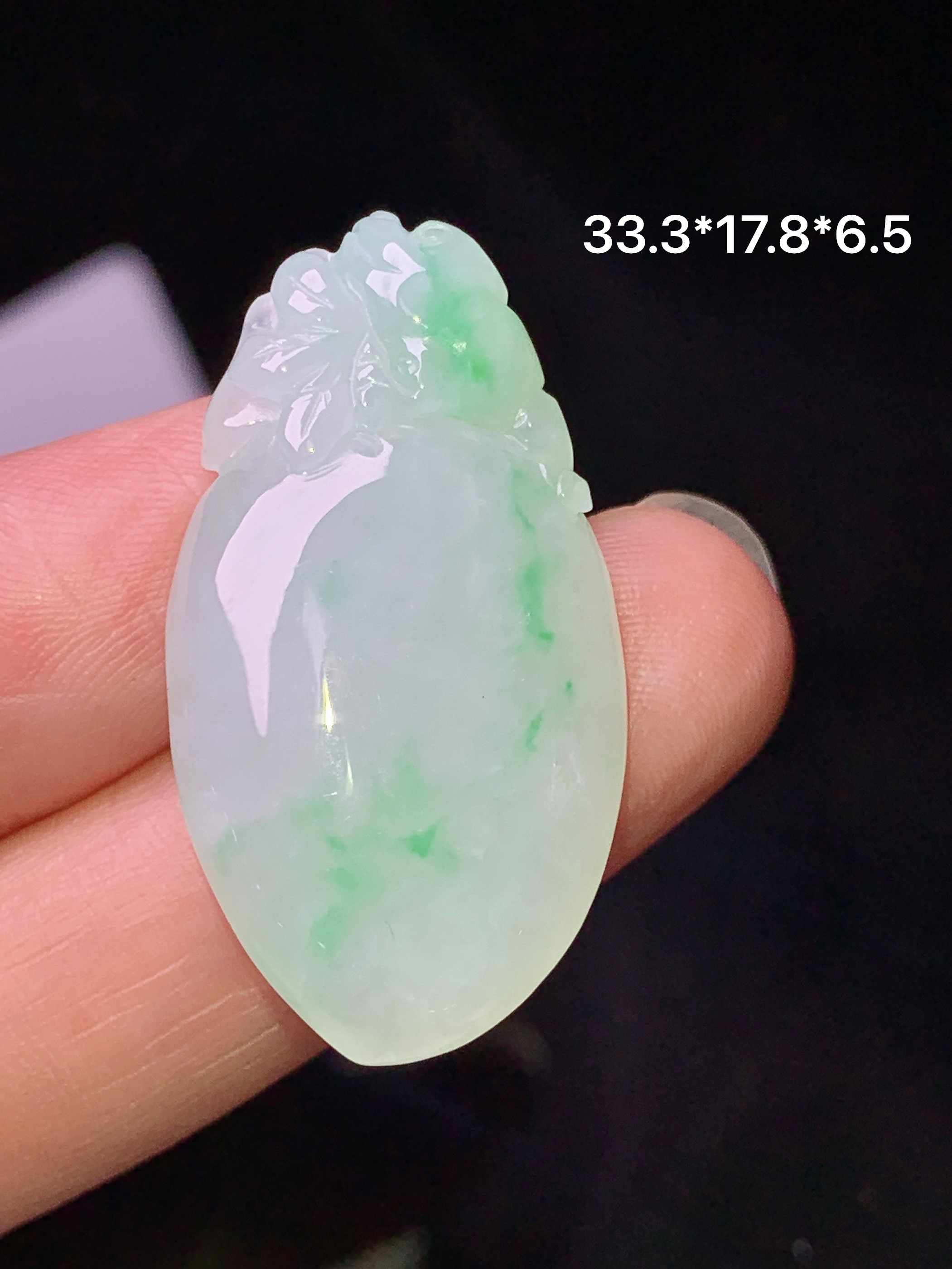 飘绿福瓜吊坠 玉质细腻 色泽艳丽清新 水润亮眼 整体尺寸33.3*17.8*6.5 z1