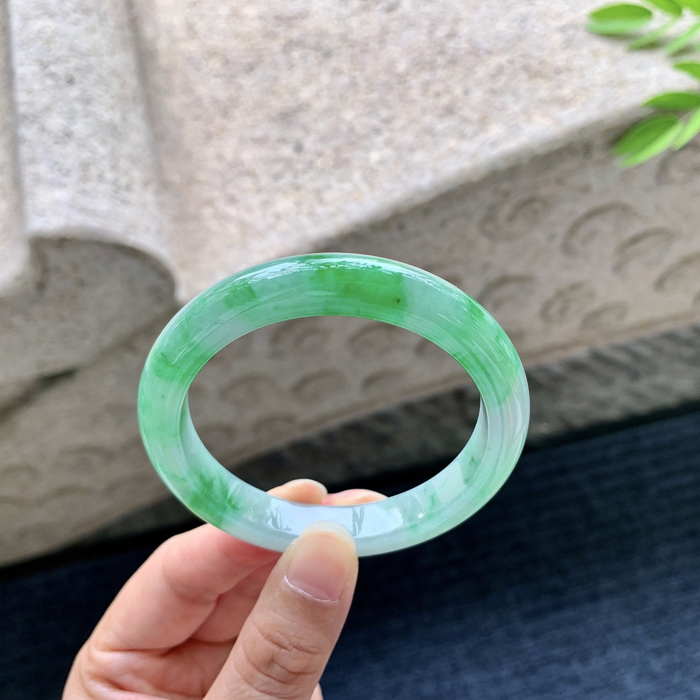 正圈51 52，圈口52.8/9.7/8，编码HD080650，描述细糯飘辣绿，水润，种老，细腻，打灯有棉线