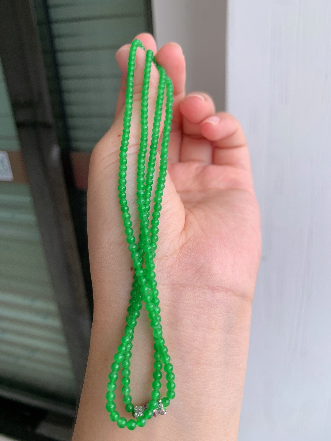 正阳绿小米珠链，色泽浓郁，珠粒精致，贵气显白