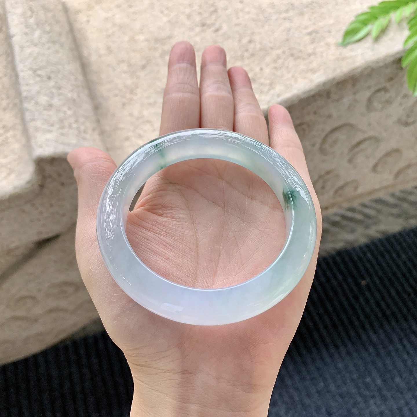 正圈56 57，圈口57.7/11.6/9.7，编码DW080172，描述冰飘花，清透，水润，种老，细腻，打灯有棉根