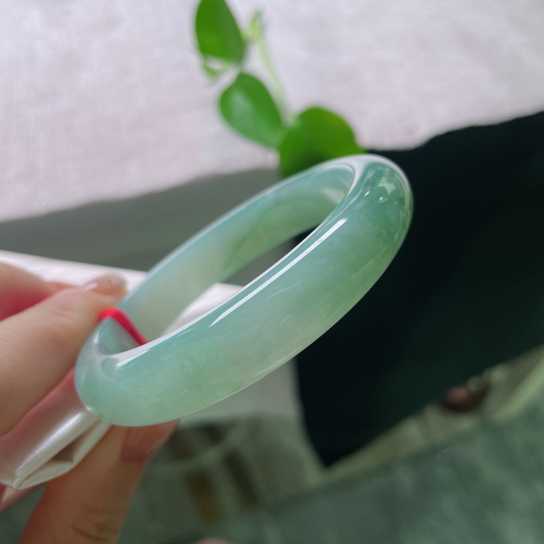 油绿正圈，无裂，风格沉静温婉，不张扬不俗气，老少佩戴都很得体。ss56476a