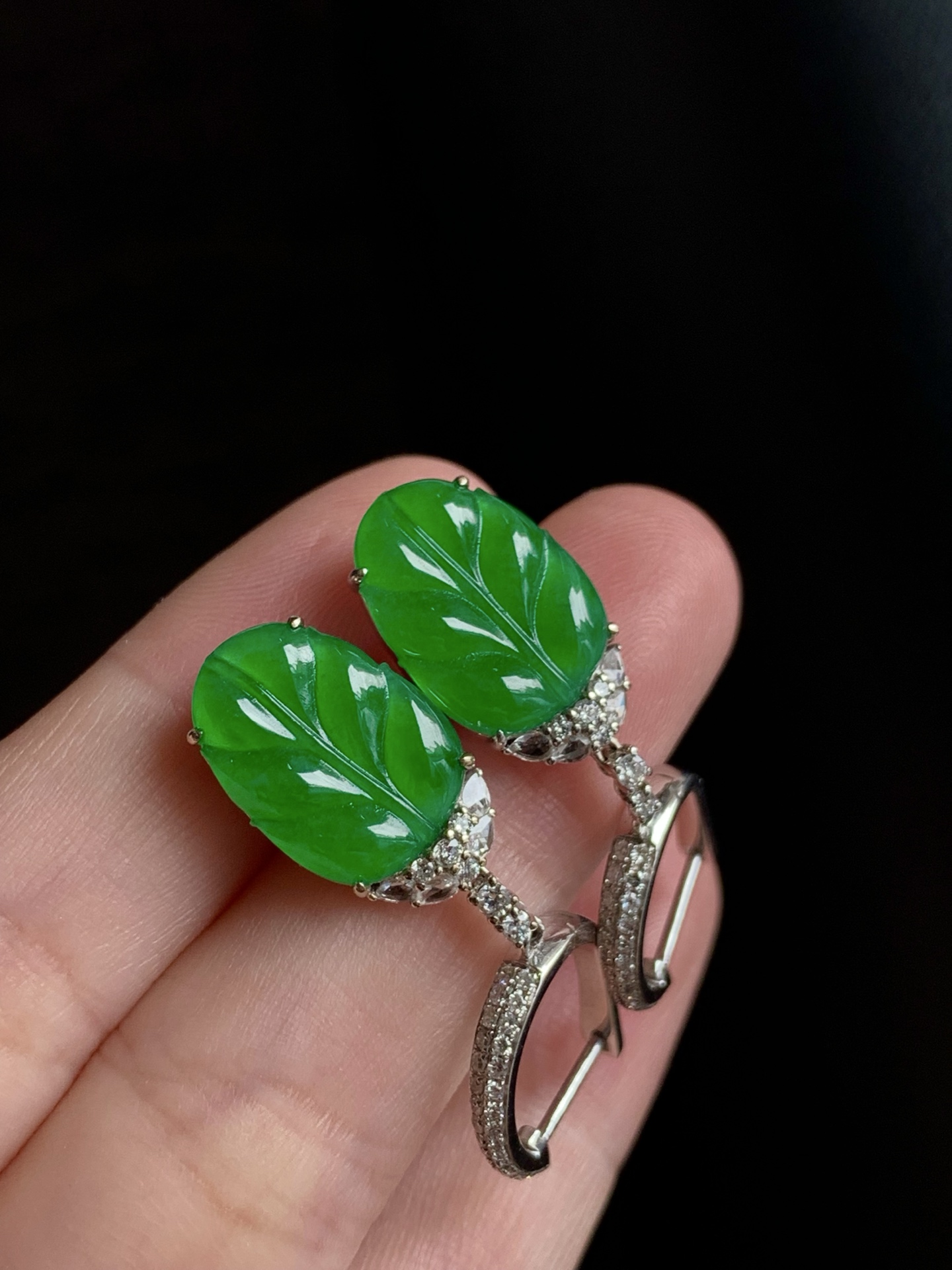 【18k金镶嵌玉叶耳坠一对】种老细腻，色阳浓郁起胶，尺寸：成品：36.2*10.4*5.5，裸石：14*10.4*1.7,c94820