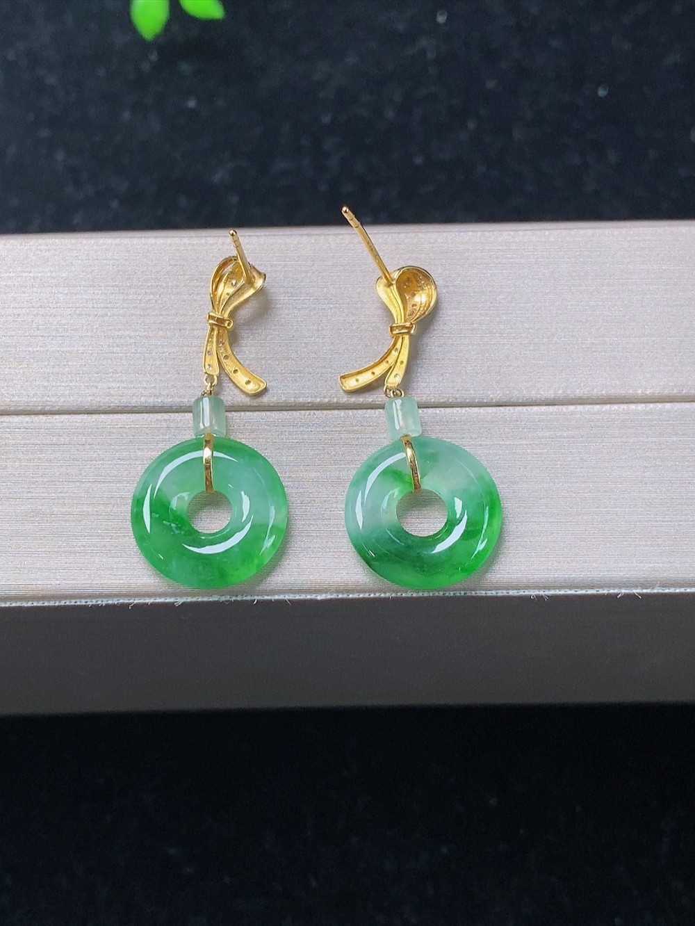 18k金镶冰飘绿平安扣耳环，无裂，尺寸12.9-3.0mm,819jaay