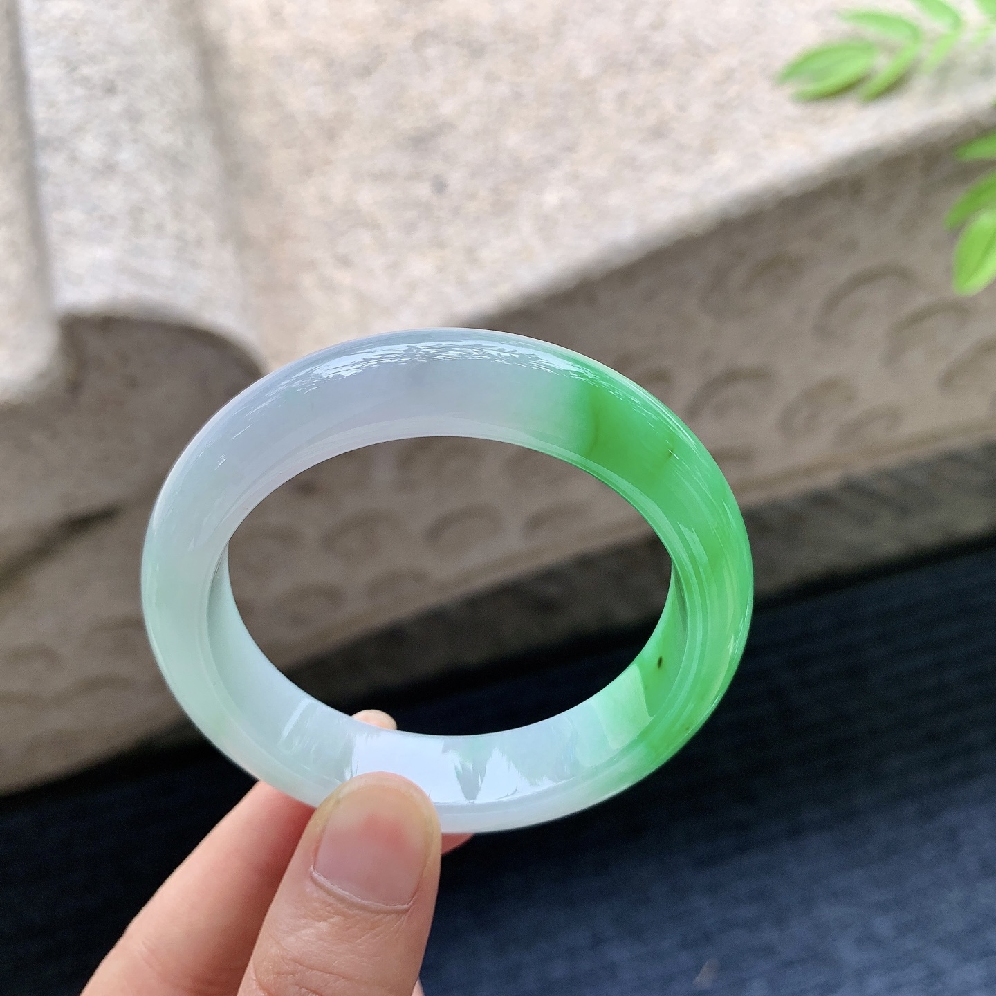 正圈50 51，圈口51.2/12.5/8，编码LH080305，描述细糯辣阳绿，水润，种老，细腻，打灯有棉线
