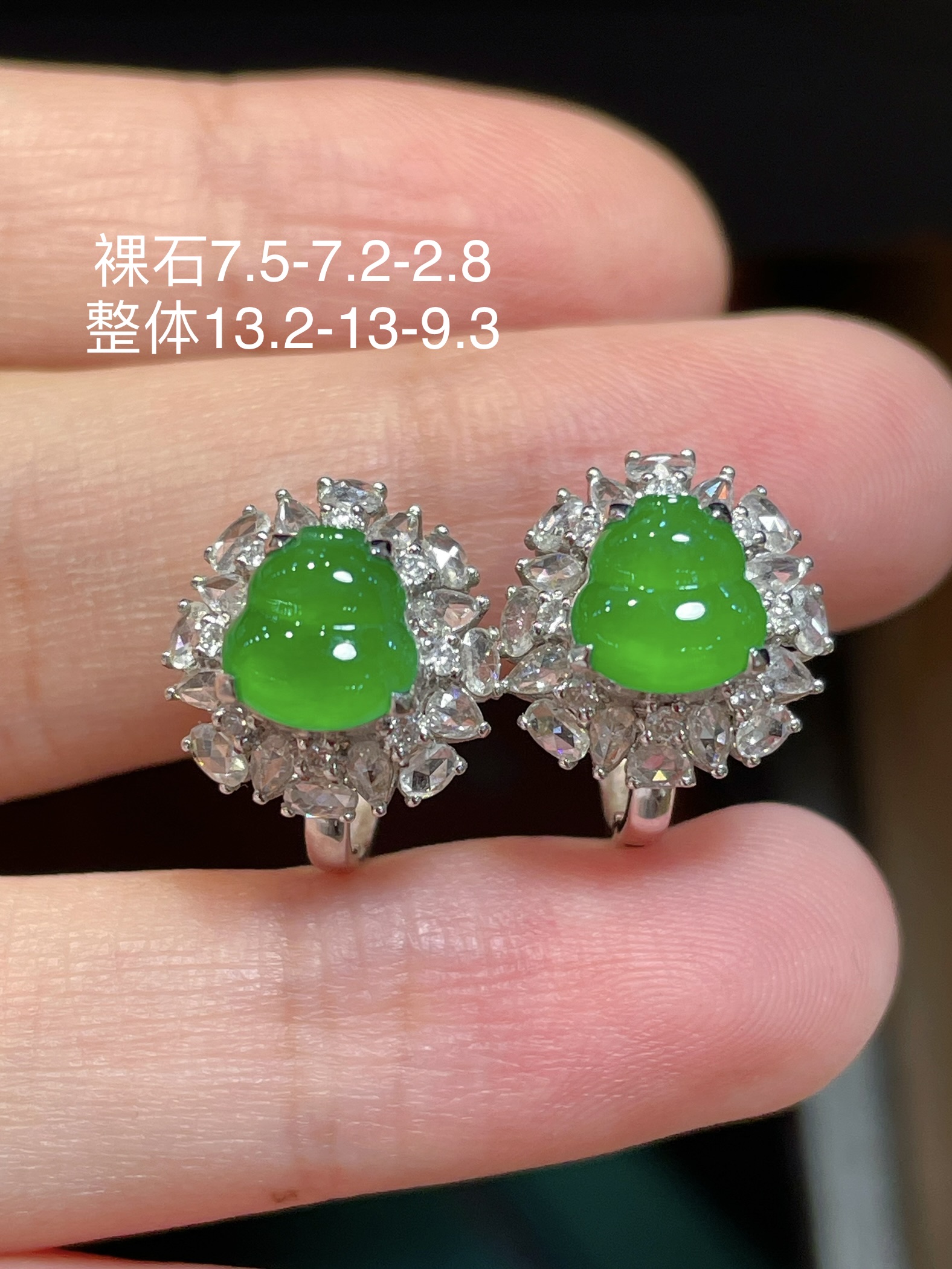 ️性比精品翡翠葫芦耳钉，满色水头足这款很精致18k真金真钻镶嵌，料子饱满细腻种水，13.2-13-