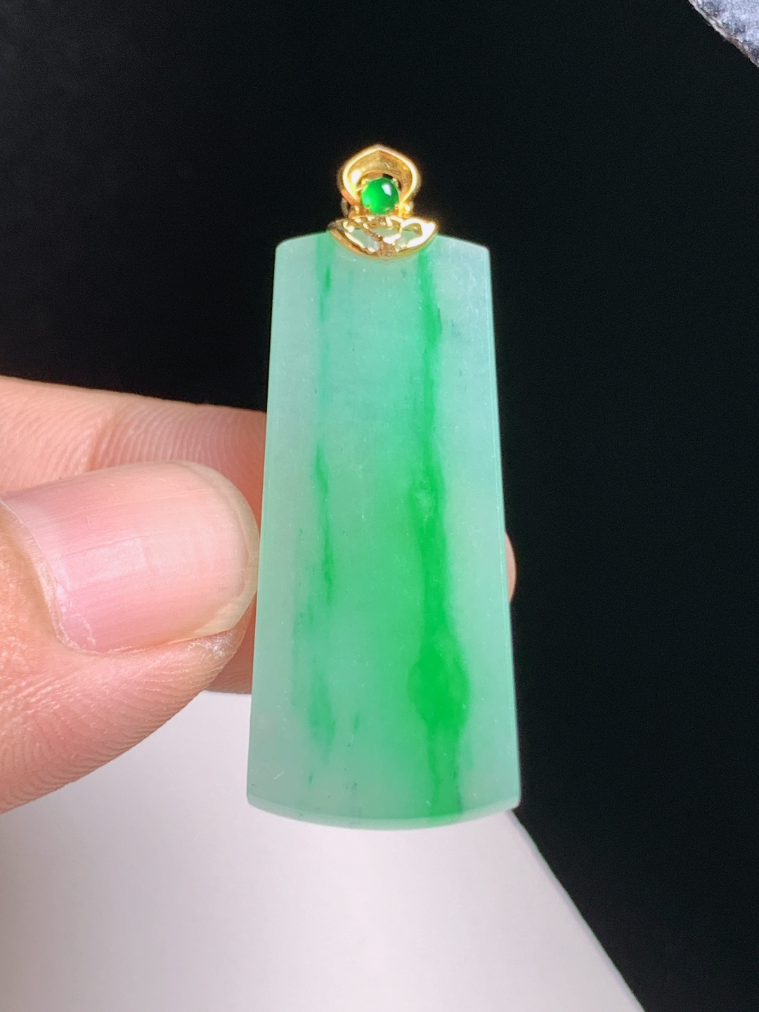 冰飘绿方牌吊坠，翠色灵动，版型周正，平安顺遂