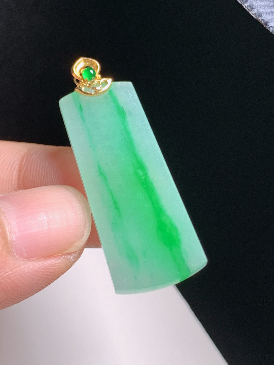冰飘绿方牌吊坠，翠色灵动，版型周正，平安顺遂