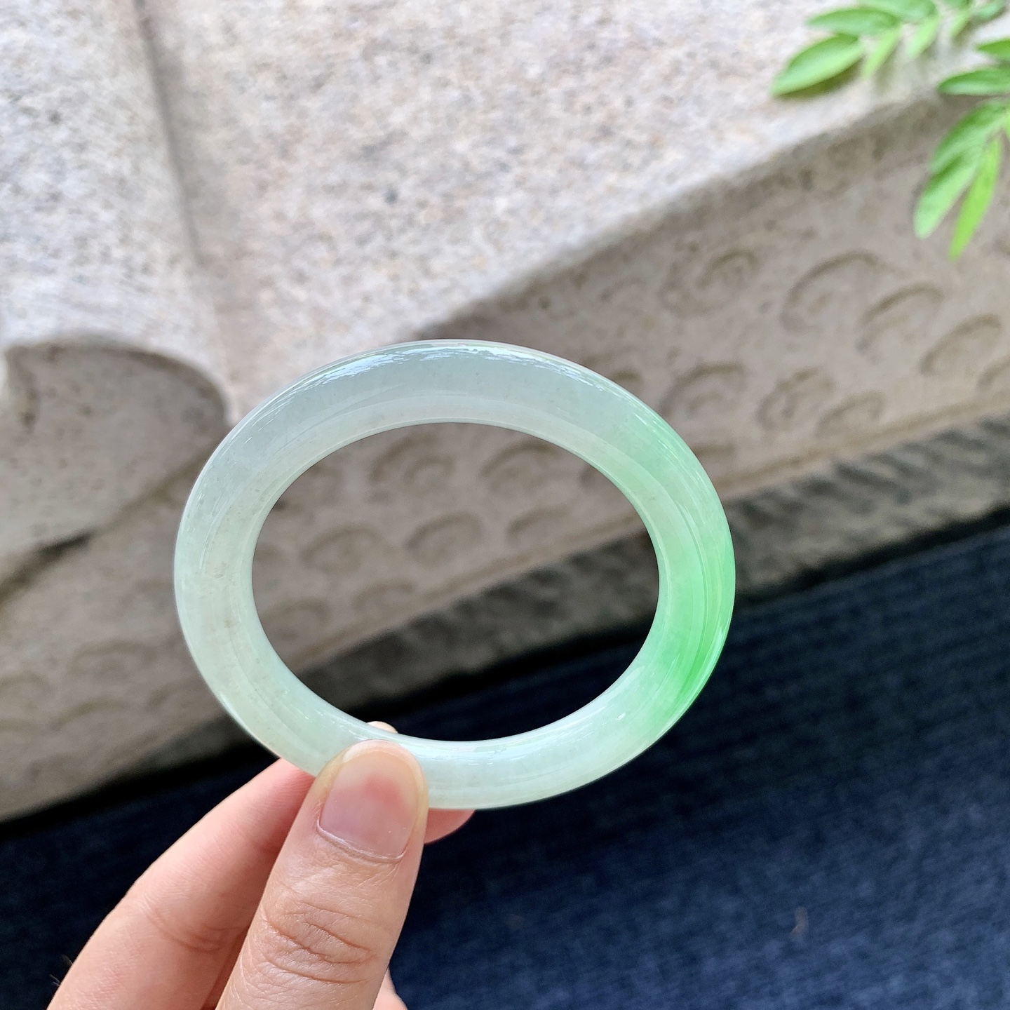 圆条51 52，圈口52.8/9.2/9.2，编码YT080818，糯冰飘绿，水润，种老，细腻，有棉纹线