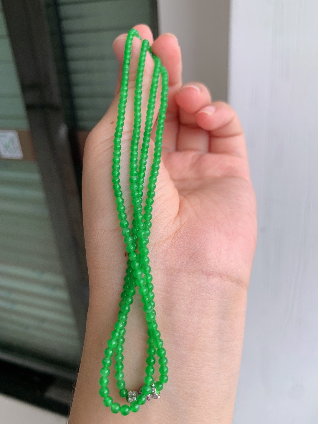 正阳绿小米珠链，色泽浓郁，珠粒精致，贵气显白
