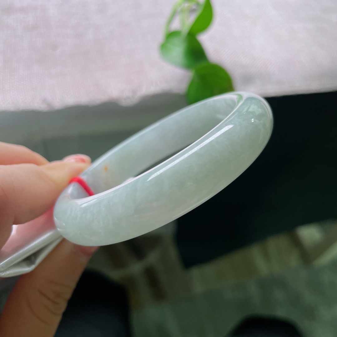 淡绿底正圈，无裂，清润浅冰底色带一抹俏黄洒金，通透素雅温润耐看。ss54095a。