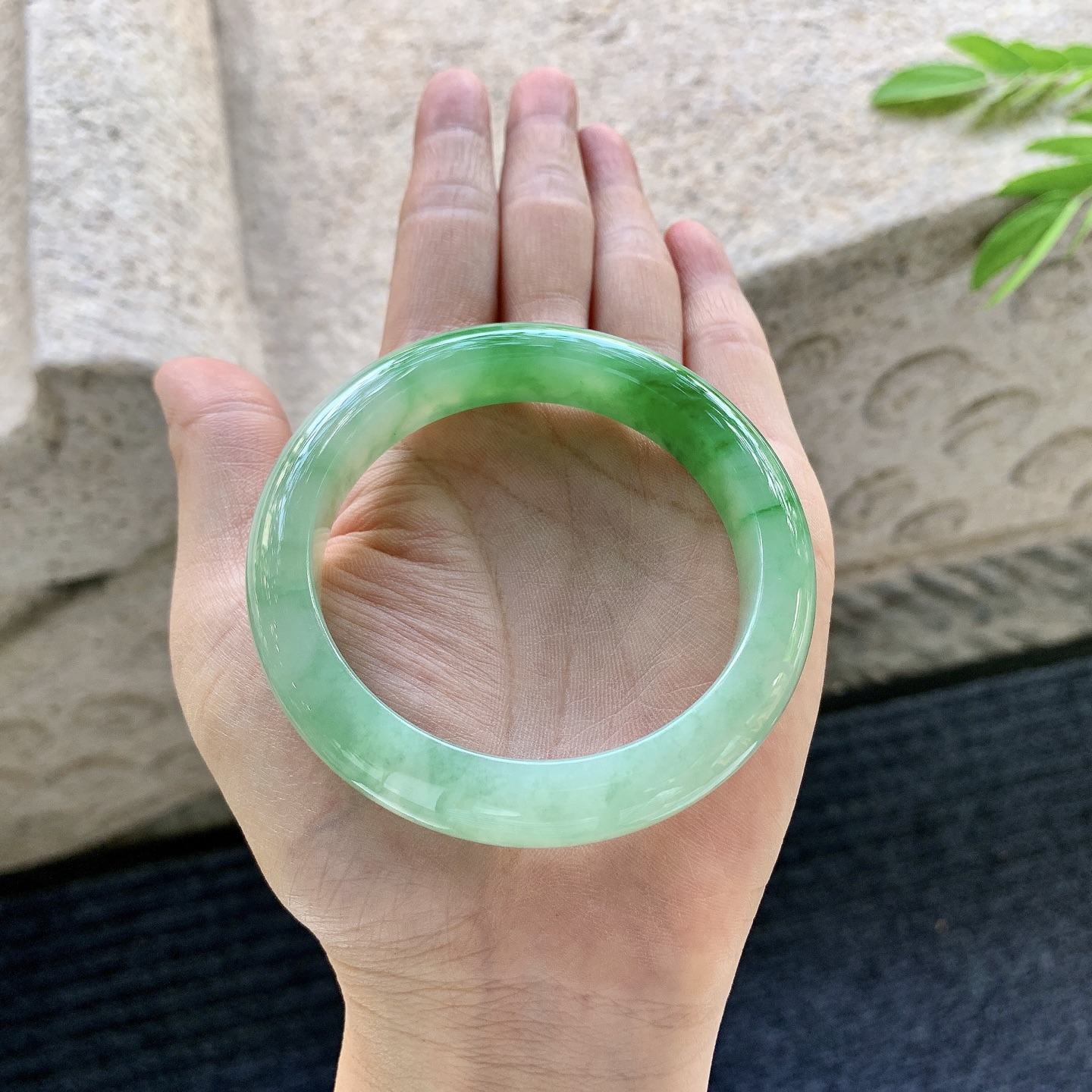 正圈53 54，圈口54.5/11.8/9，编码A1080960，描述冰糯飘辣绿，水润，种老，细腻，无裂。