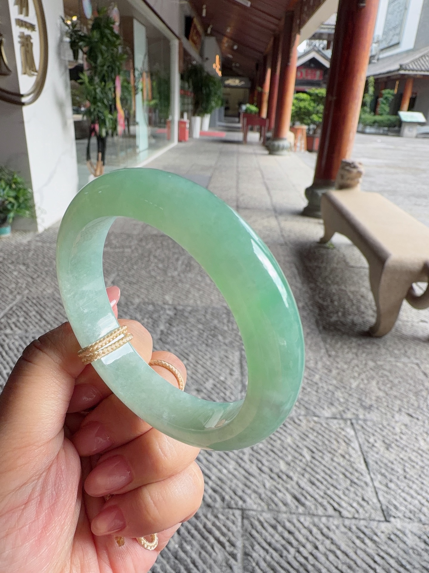 手镯正圈55 56，圈口55.5-12.5-8.7，编码0820E25，糯冰晴水，冰莹通透，水润，种老，无裂